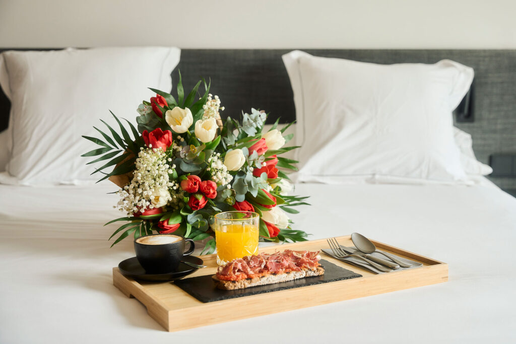 desayuno en habitacion y ramo de flores | La Galiana Golf Resort