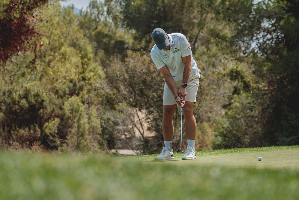 Hombre haciendo un golpe sutil a una pelota de golf.