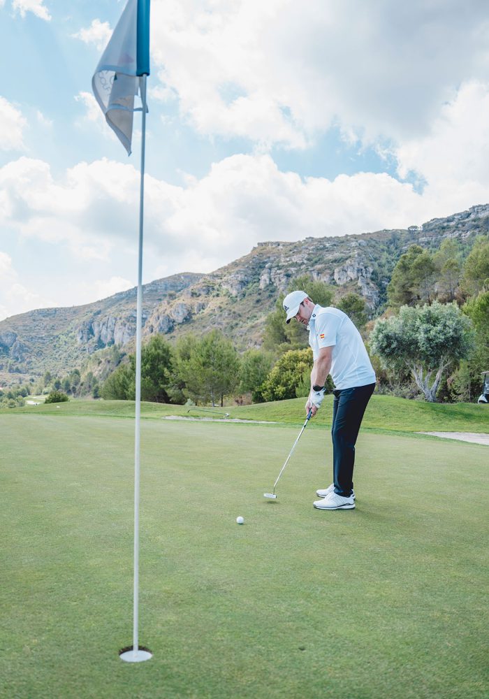 jugador-golf-tonero-hoyo