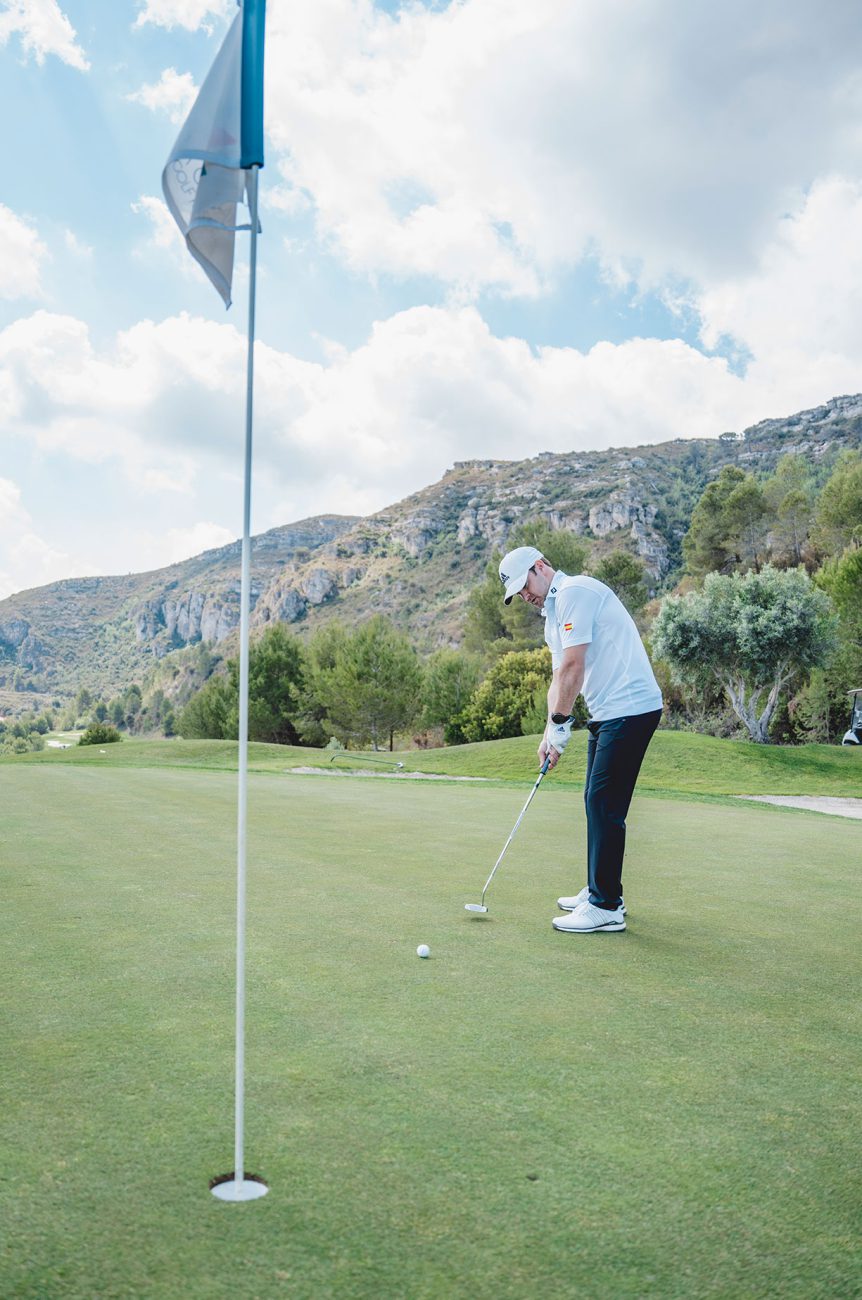 jugador-golf-tonero-hoyo.jpg